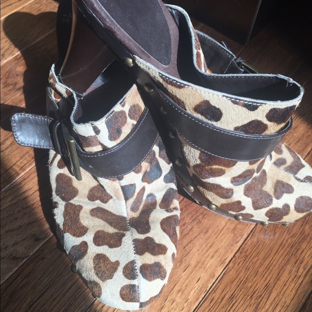 Perfect for fall- animal print suede texture clog